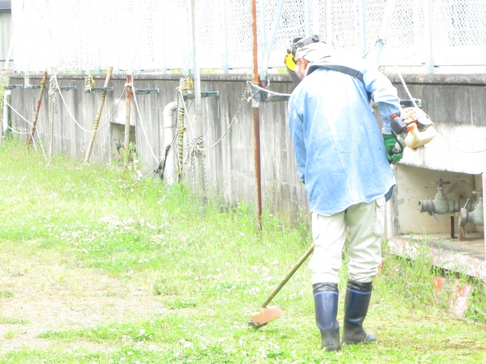 4月28日 地域の方々による草刈り